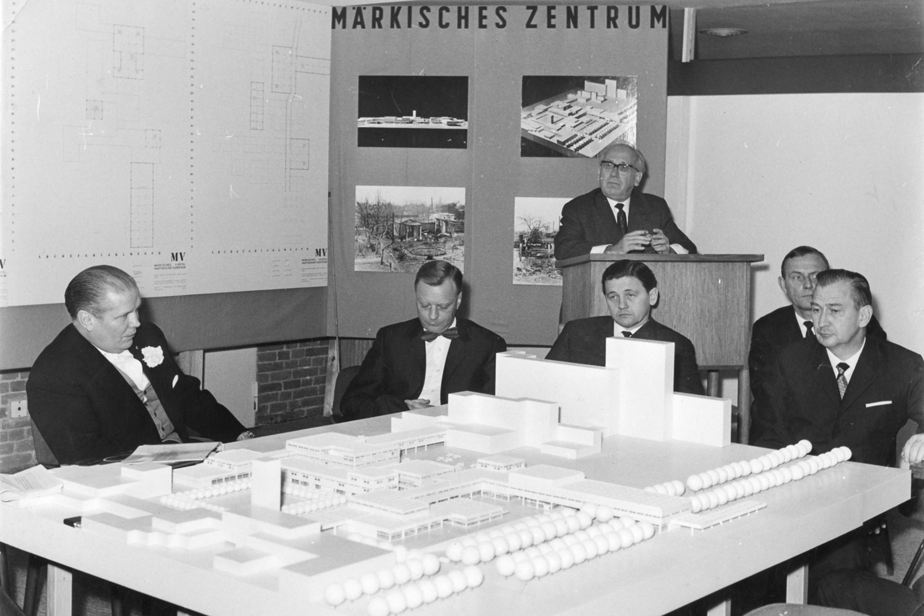 Präsentation von Links: Konsul Limberg, Waldemar Poreike und Hans Bandel